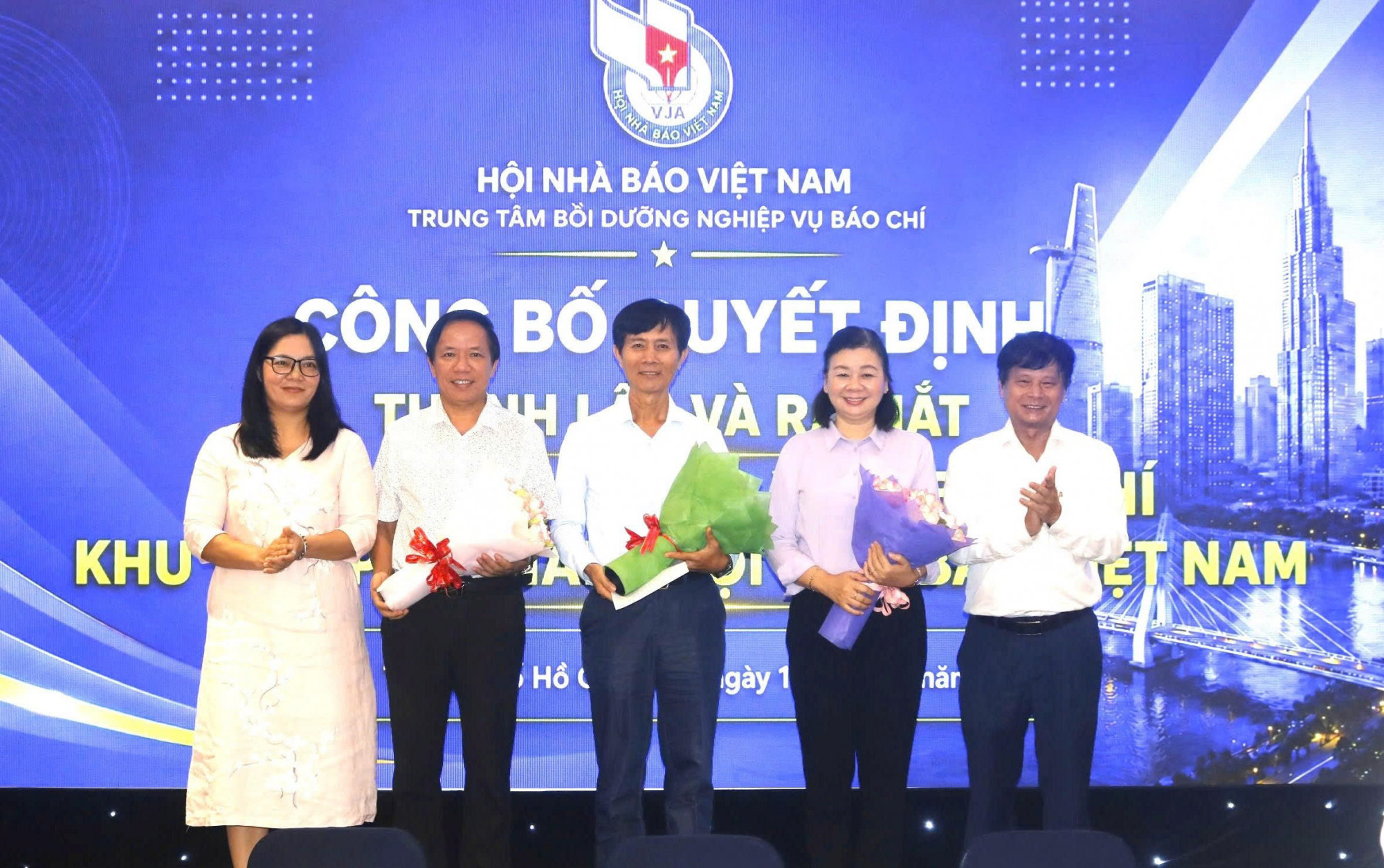 Ông Trần Trọng Dũng- Phó Chủ tịch Hội Nhà báo Việt Nam và bà Nguyễn thị Hải Vân- Giám đốc Trung tâm bồi dưỡng nghiệp vụ Hội Nhà báo Việt Nam trao hoa chúc mừng Ban chủ nghiệm lâm thời CLB Giảng viên báo chí phía Nam.