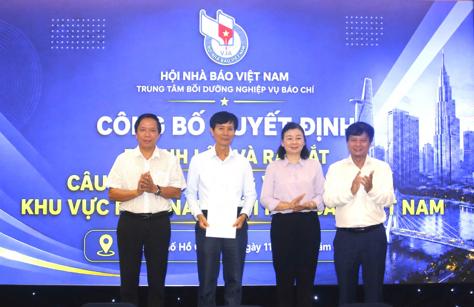 Ông Trần Trọng Dũng- Phó Chủ tịch Hội Nhà báo Việt Nam trao quyết định thành lập CLB Giảng viên báo chí phía Nam.