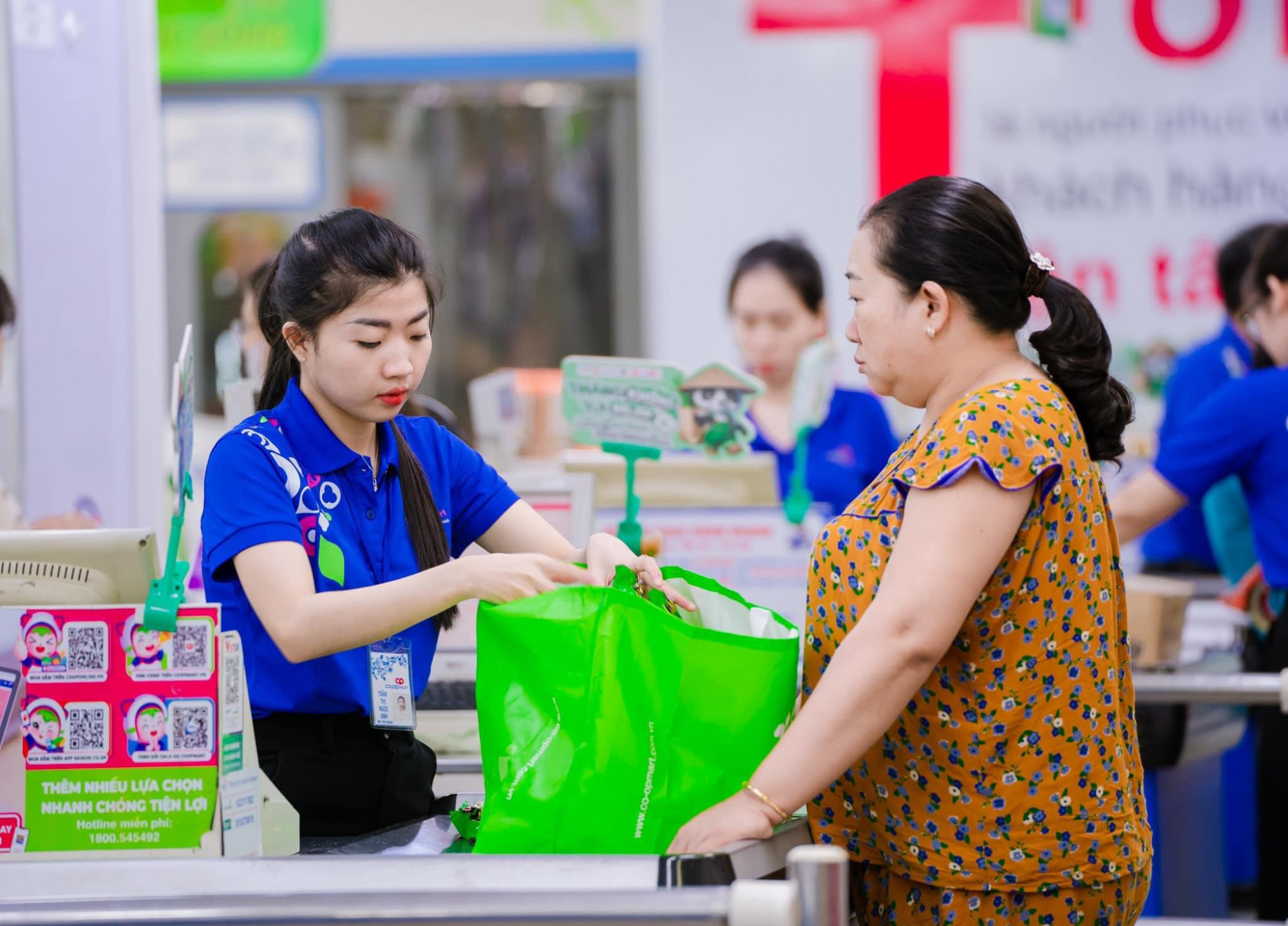 Khách hàng sử dụng túi môi trường khi mua sắm, hưởng thêm nhiều quyền lợi trong chương trình “Gia đình Việt – Đại sứ xanh”