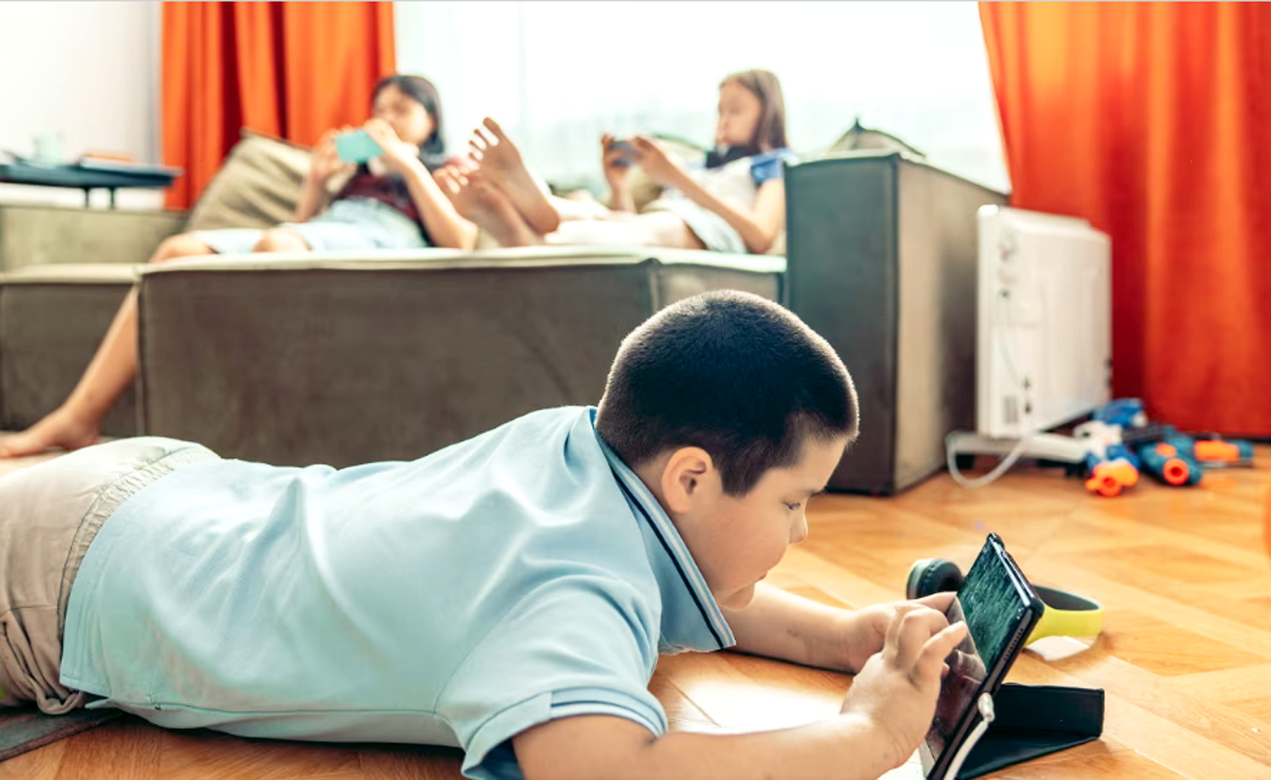 Cha mẹ cần nhìn lại thời gian trẻ dùng màn hình bởi tuổi thơ  không có nút “hoàn tác” - Nguồn ảnh: Getty Images