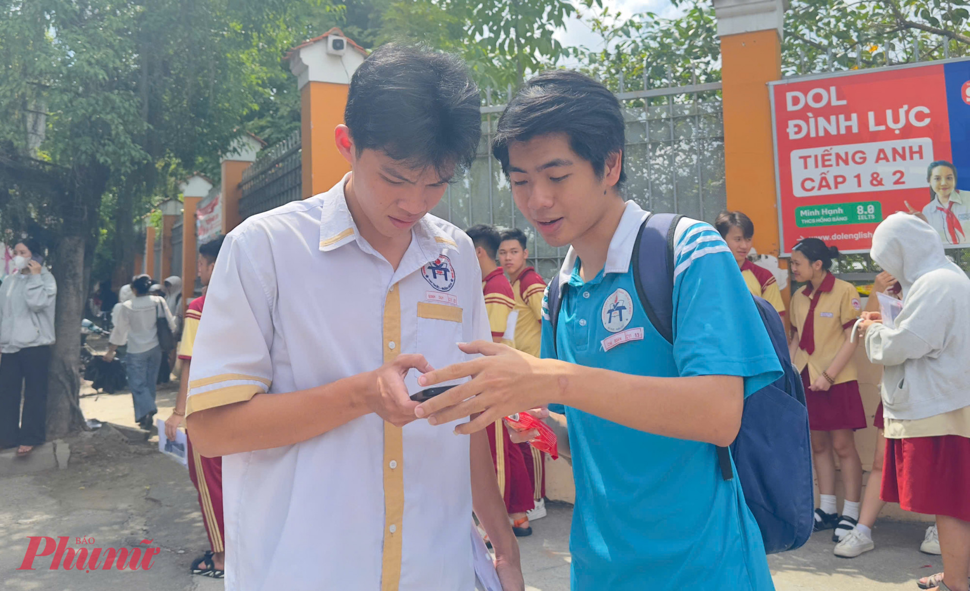 Các thí sinh bàn luận về đề thi - Ảnh: Nguyễn Loan
