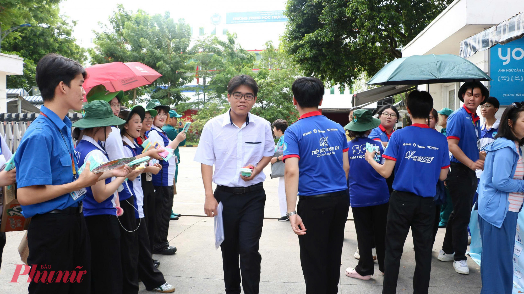 Sinh viên tình nguyện tiếp sức thí sinh sau giờ thi - Ảnh: Trang Thư
