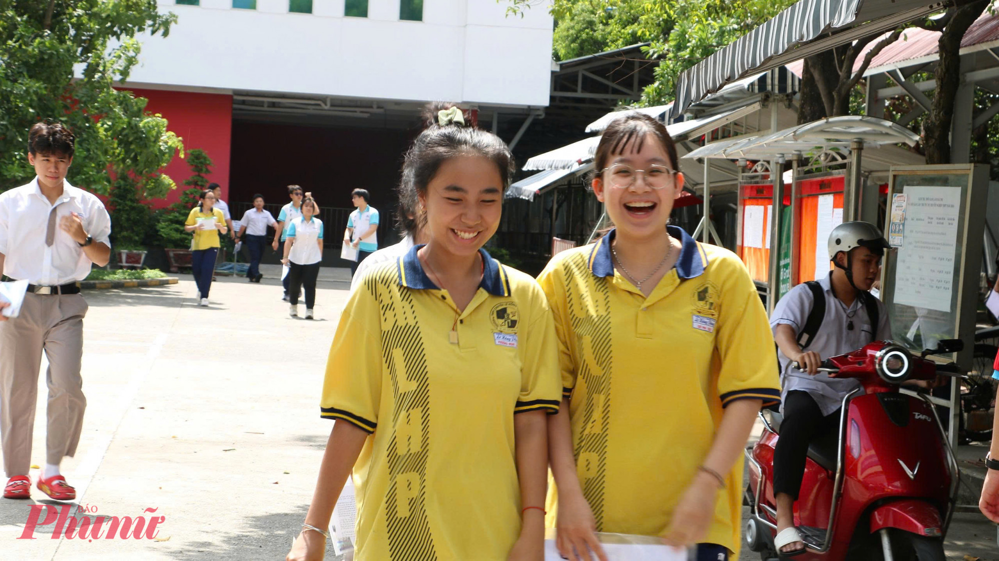 Thí sinh tươi cười bước khỏi điểm thi - Ảnh: Trang Thư