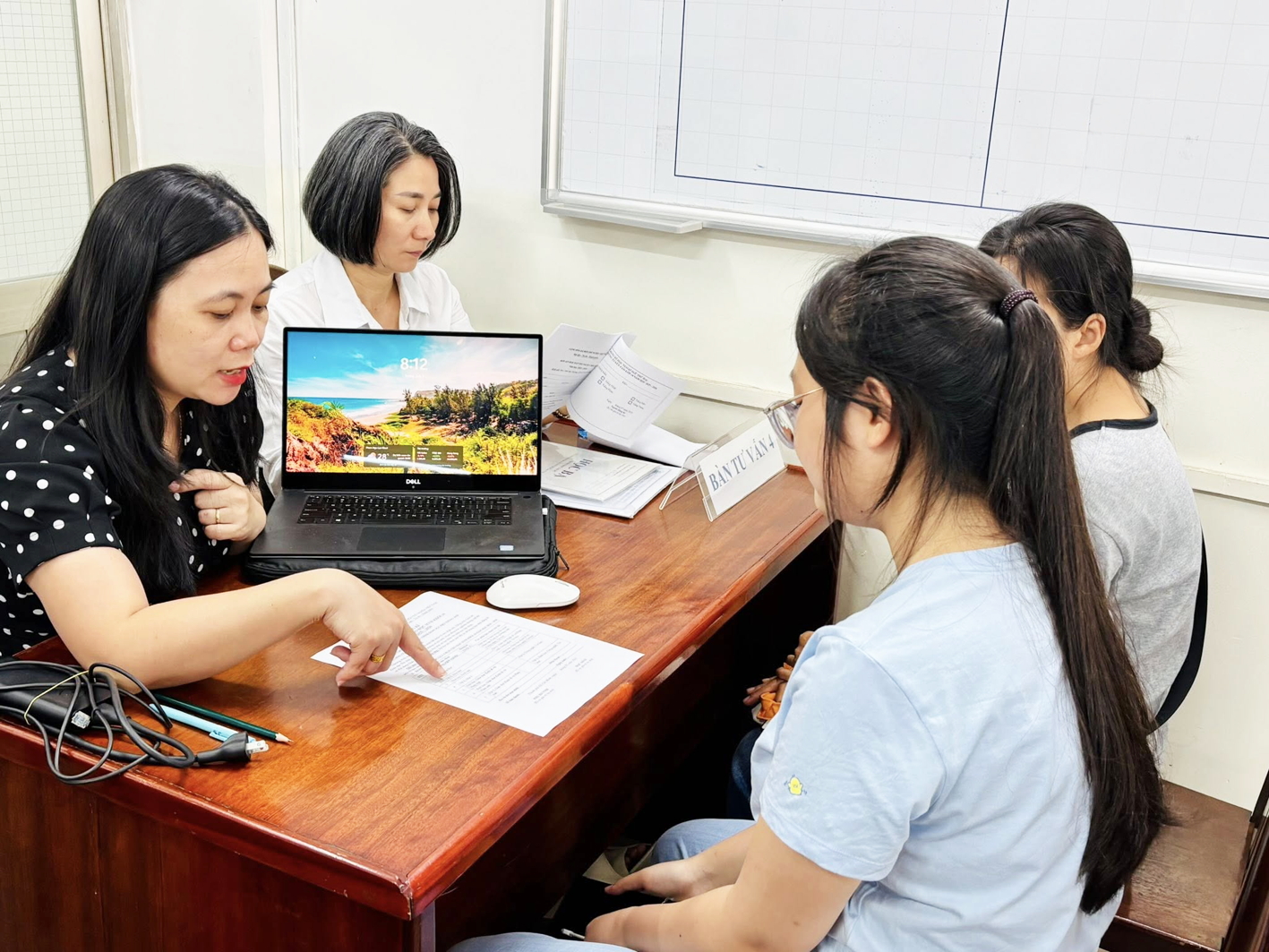 Giáo viên Trường THPT Ten Lơ Man (phường Bến Thành, TPHCM) tư vấn tổ hợp môn cho học sinh năm học 2025-2026