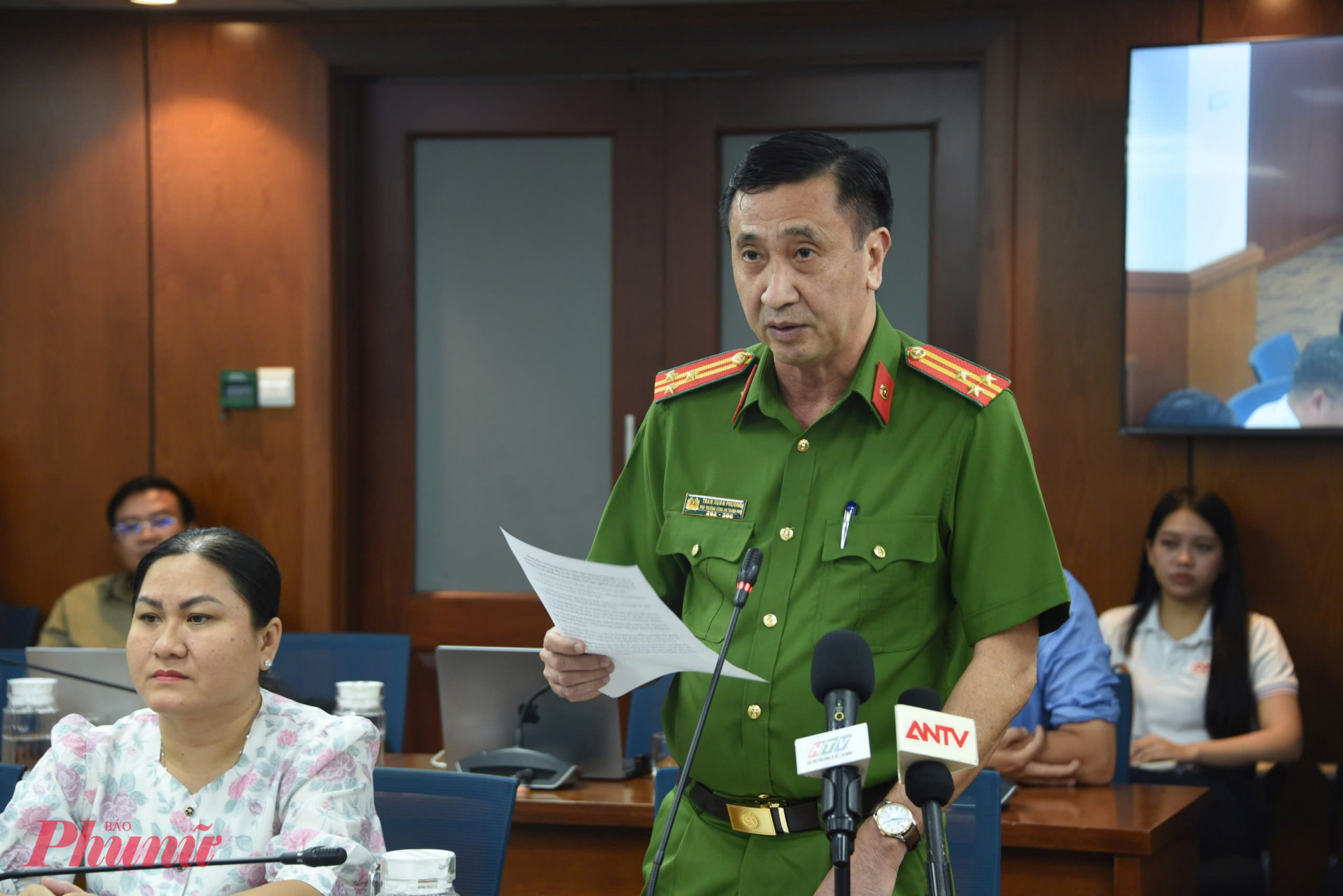 Thượng tá Trần Xuân Phương - Phó trưởng Phòng Cảnh sát PCCC và Cứu nạn cứu hộ (Công an TPHCM) thông tin tại buổi họp báo - Ảnh: Thanh Tâm