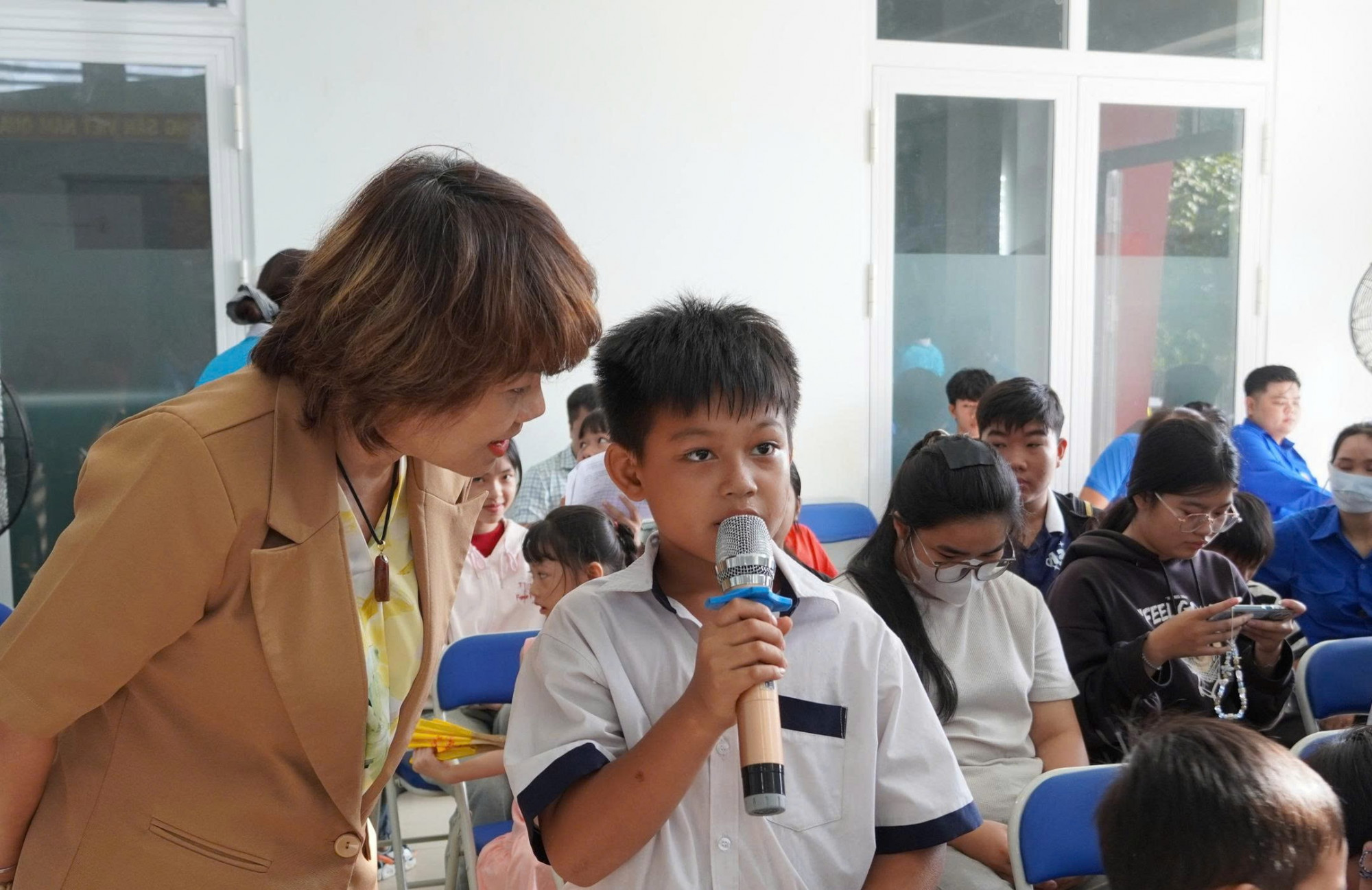 Các em tham gia phần tương tác, trả lời các tình hướng của Báo cáo viên gợi ý - Ảnh: T.Vân 