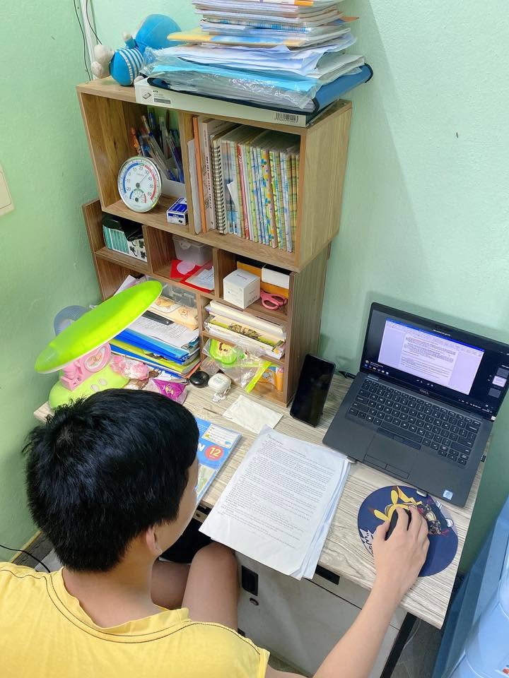 Minh thức khuya ôn bài chuẩn bị cho kỳ thi tốt nghiệp PTTH vào ngày hôm sau - Ảnh: Nguyễn Thuận