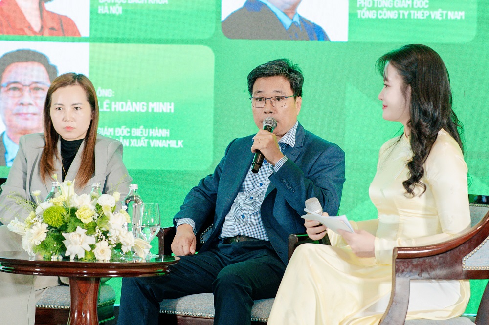 Ông Lê Hoàng Minh - Giám đốc điều hành Sản xuất kiêm Trưởng dự án Net Zero của Vinamilk - chia sẻ tại Diễn đàn quốc gia về Môi trường và Khí hậu 2026 - Ảnh: VN