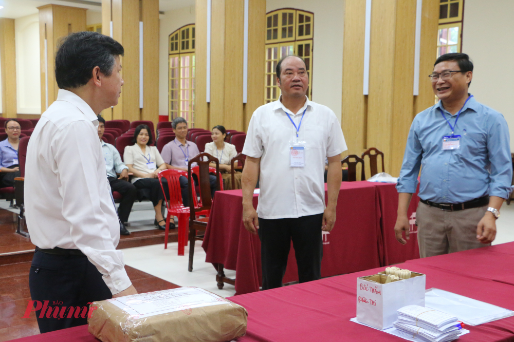 Ông Nguyễn Tân, Giám đốc Sở GD&ĐT TP Huế nhấn mạnh, Kỳ thi tốt nghiệp THPT năm 2026 có ý nghĩa quan trọng, đòi hỏi công tác tổ chức và kiểm tra phải được thực hiện nghiêm túc, khách quan, đúng quy chế. Mỗi thành viên tham gia làm nhiệm vụ cần nêu cao tinh thần trách nhiệm, nắm vững quy định và hướng dẫn nghiệp vụ để góp phần bảo đảm kỳ thi diễn ra an toàn, công bằng và đúng quy chế.