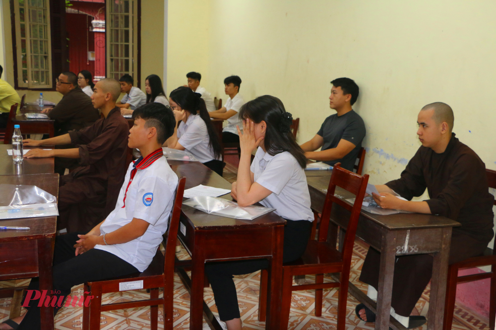 Từ sáng sớm ngày 11/6 các sư thầy vào phòng thi rất sớm để nghe phổ biến lại quy chế thi trước giờ thi môn Ngữ Văn