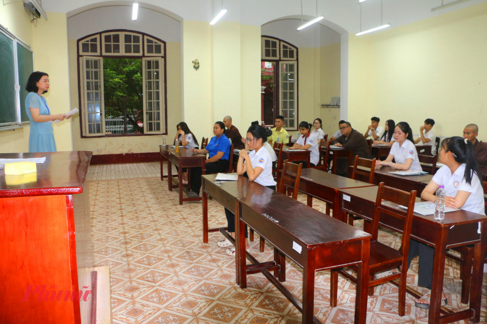  Kết thúc môn thi Ngữ Văn sáng nay các sư thầy, sư cô khi được hỏi đều có chung một tâm trạng tự tin, phấn khởi