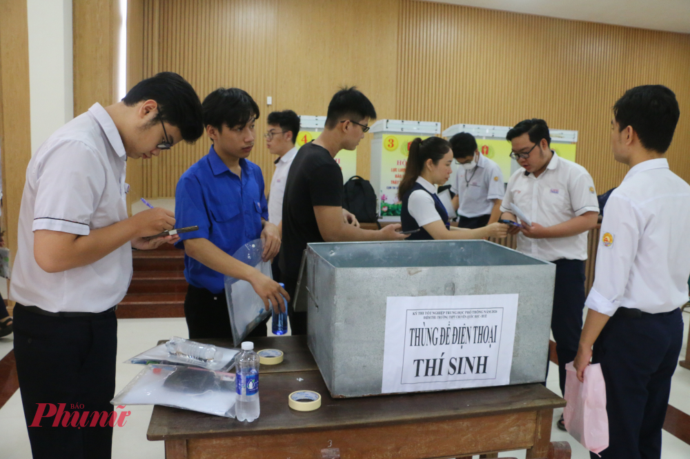 Thùng điện thoại hỗ trợ thí sinh tại các điểm thi THPT trên địa bàn TP Huế giúp ích cho thí sinh tránh những những trường hợp thí sinh đem điện thoại vào phòng thi  vi phạm quy chế