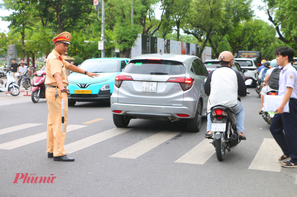 Kết thúc buổi thi môn Ngữ văn sáng 11/6, nhiều thí sinh tại Điểm thi Trường THPT chuyên Quốc Học - Huế (phường Thuận Hóa, TP Huế) rời phòng thi với tâm trạng khá thoải mái. Đề thi năm nay được nhiều em nhận xét có tính mới, gần gũi với thực tiễn đời sống, đồng thời vẫn đảm bảo sự phân hóa để đánh giá năng lực của thí sinh.