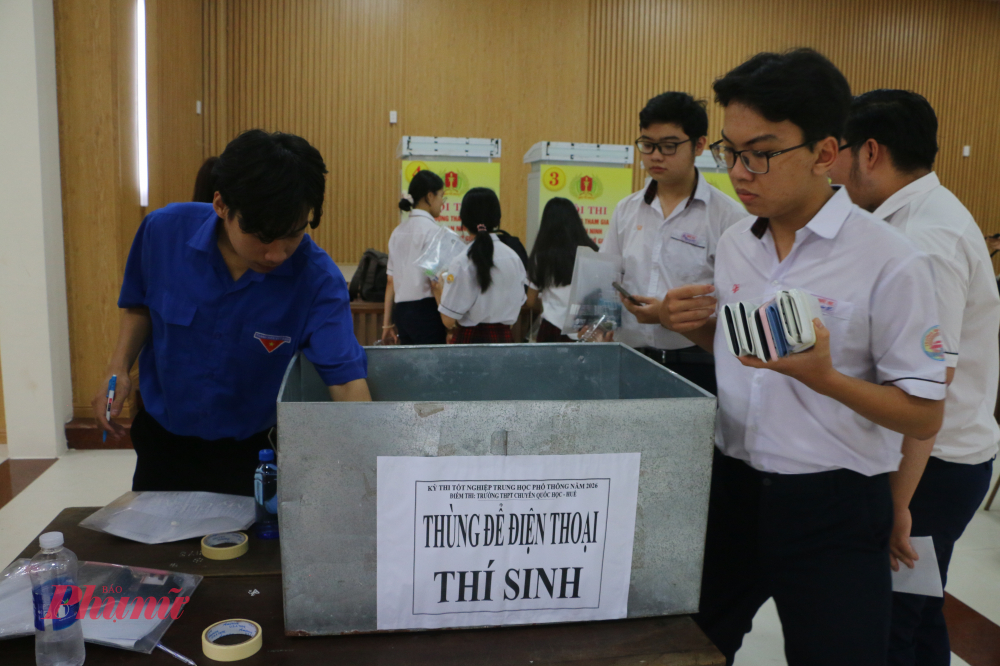 Các bạn đoàn viên cùng tham gia hỗ trợ thí sinh cất giữ điện thoại