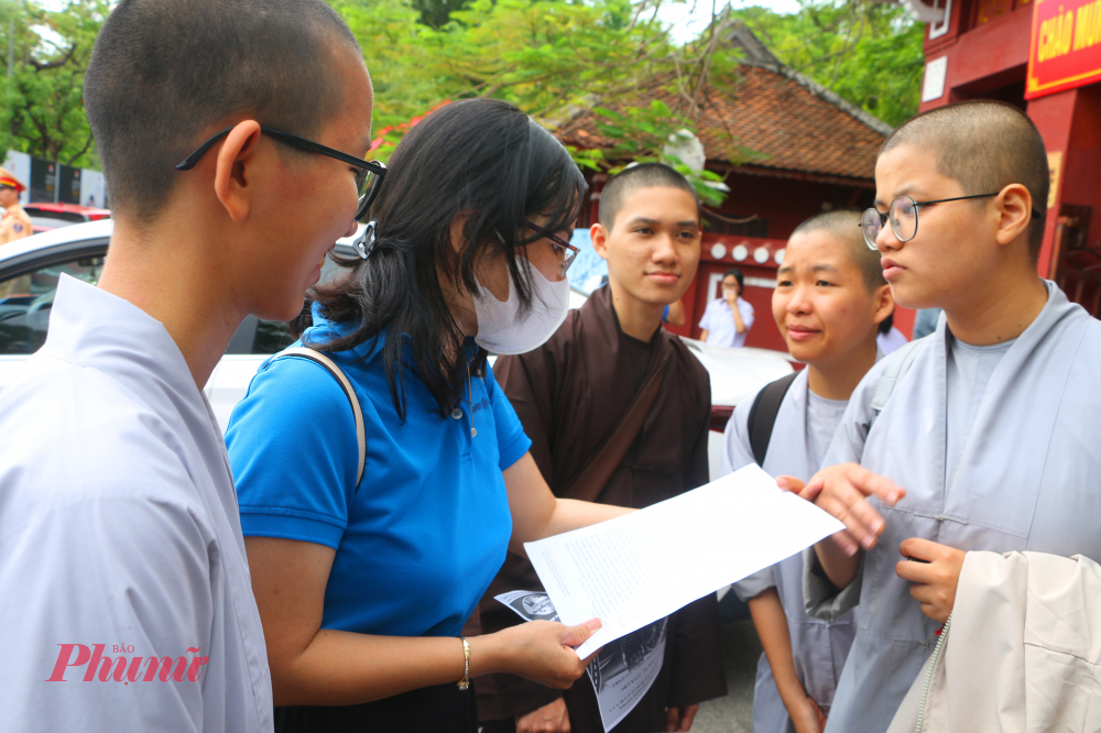 Đánh giá về đề thi Văn sáng nay, các sư thầy, sư cô  nhận xét: Nhìn chung, đề thi gần gũi với những kiến thức và trải nghiệm mà chúng em được học trong chương trình đào tạo, đồng thời phản ánh những vấn đề mang tính thời sự hiện nay. Tuy nhiên với em, phần Nghị luận thơ là phần khó nhất vì cần nắm chắc nội dung toàn bộ tác phẩm mới có thể phân tích một cách đầy đủ. Một số chi tiết trong đề cũng khá trừu tượng nên em phải dành nhiều thời gian để suy nghĩ và triển khai ý.