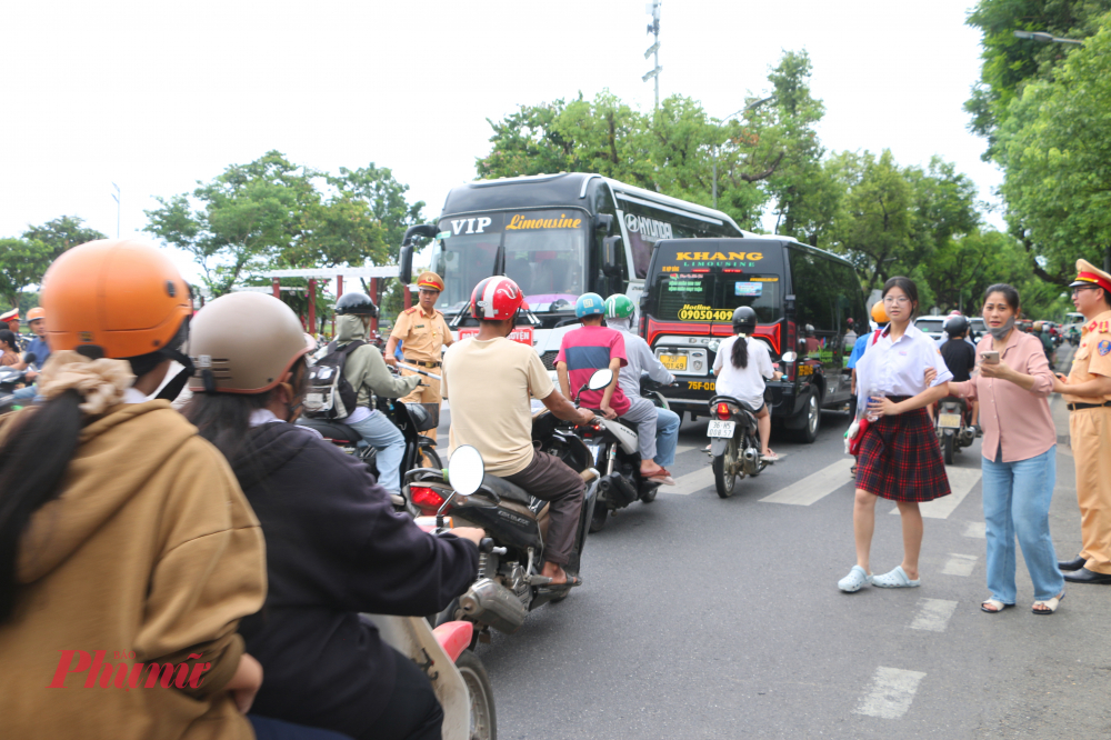 Em Nguyễn Trung Hảo (lớp 12 chuyên Anh, Trường THPT chuyên Quốc Học - Huế), cho rằng đề thi Ngữ văn khá thú vị nhưng cũng đặt ra không ít thách thức. Theo Hảo, phần đọc hiểu vừa sức, nội dung gắn với tri thức và sự phát triển của trí tuệ nhân tạo (AI), tạo hứng thú cho thí sinh trong quá trình làm bài.