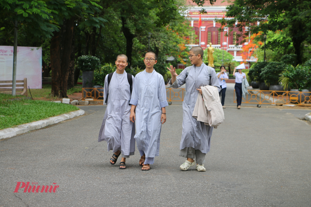 Nhiều sư cô còn cười rất tươi, trao đổi, hỏi thăm, động viên nhau sau khi rời phòng thi ra sân trường