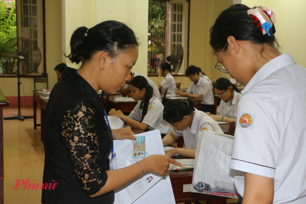 Tại các điểm thi, công tác hướng dẫn thí sinh  bước vào môn thi Ngữ Văn được triển khai chu đáo, bảo đảm đúng quy định. Cán bộ coi thi phổ biến quy chế thi, lịch thi, đồng thời hướng dẫn thí sinh kiểm tra, đối chiếu thông tin cá nhân trên phiếu dự thi để kịp thời phát hiện, điều chỉnh những sai sót nếu có.