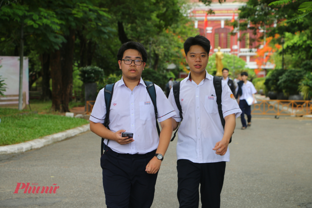 “Phần viết yêu cầu thí sinh phải vận dụng khả năng tư duy, phân tích cũng như những hiểu biết về các vấn đề xã hội. Đặc biệt, phần nghị luận về thơ mang đến nhiều bất ngờ, đòi hỏi người làm bài phải có sự cảm nhận và liên hệ sâu hơn thay vì chỉ học thuộc kiến thức” – em chia sẻ.