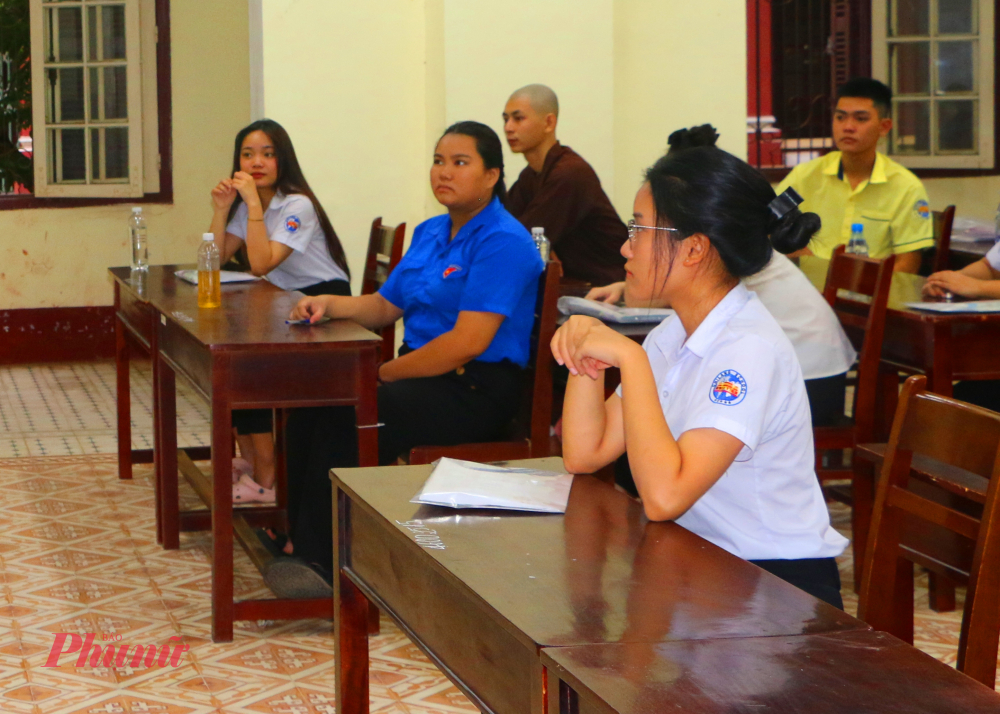 Tại điểm thi Trường THPT chuyên Quốc học Huế các  sư thầy, sư cô đến từ trường Trung cấp Trung cấp Phật học Bảo Quốc (TP Huế) được bố trí số báo danh theo thứ tự và cùng dự thi với các thí sinh  đến từ những trường khác