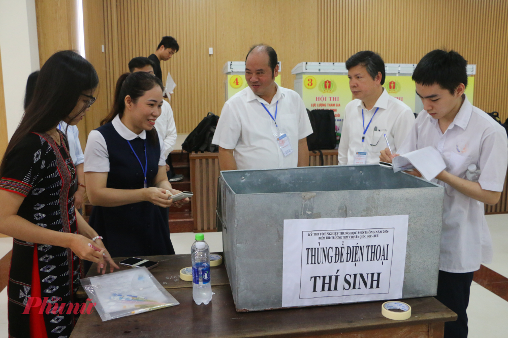 Ông Nguyễn Văn Mạnh (giữa)- Phó chủ tịch UBND TP Huế kiểm tra điểm thi trường THPP chuyên Quốc học Huế  trước giò thi môn Ngữ Văn