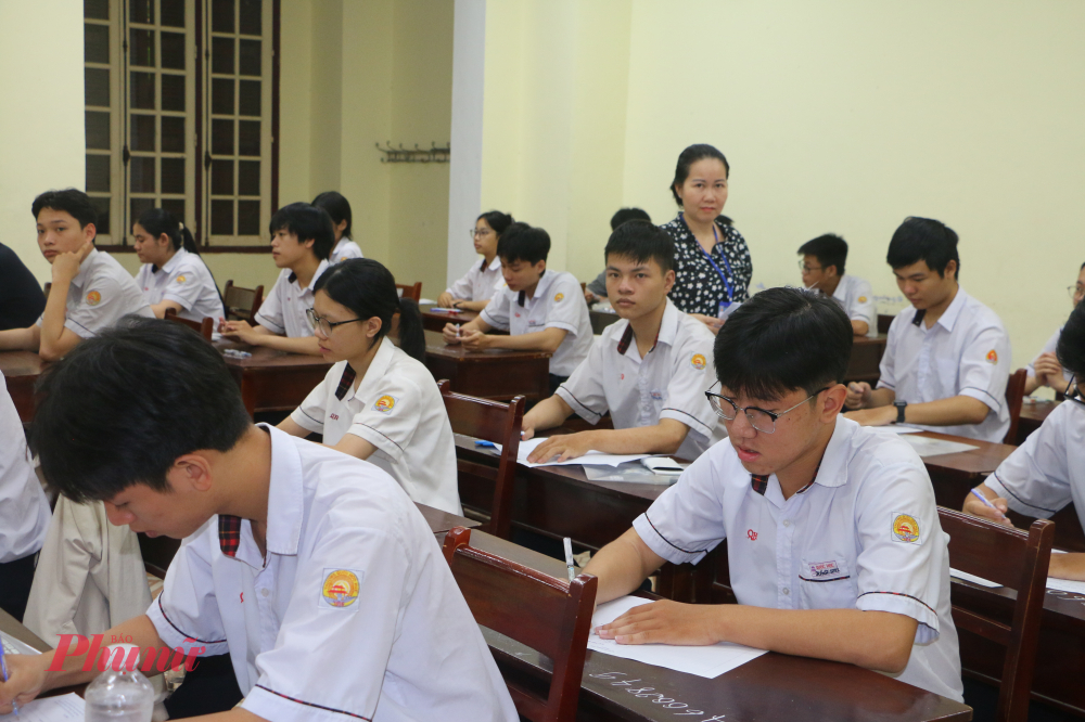 thí sinh được hướng dẫn cách ghi thông tin, trả lời và tô phiếu trả lời trắc nghiệm đúng quy cách nhằm tránh các lỗi kỹ thuật có thể ảnh hưởng đến kết quả bài thi.