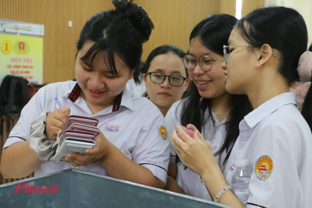 Tại điểm trường THPT chuyên Quốc học Huế trong sáng 11/6 nhiều thí sinh đã đến sớm để ghi lại tên số điện thoại của mình để vào thùng cất giữ