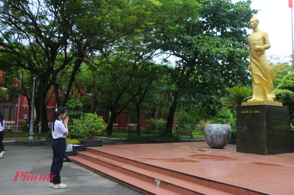 Trước lúc vào thi các thí sinh đến tượng đài Nguyễn Tất Thành trong sân trường THPT chuyên Quốc học Huế cầu nguyện làm bài tốt