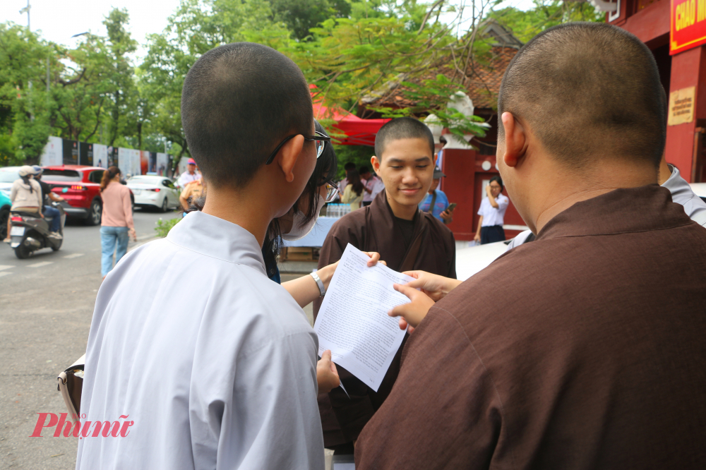Sư Phan Duy Minh (trường Trung cấp Phật học Bảo Quốc, tu tại chùa Tra Am) đang đứng nói chuyện với nhóm bạn cũng là 2 sư từ các chùa khác ngay ngoài cồng trường Quốc học Huế , cho biết: “ Sáng nay bài thi Văn em làm 6 trang giấy. Em nghĩ sẽ vượt qua kỳ thi tốt nghiệp với kết quả tốt. Thi xong, em không thi tiếp đại học mà học tiếp ở trường phật học”