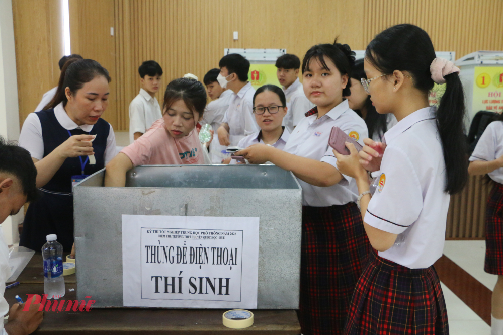 Kết thúc mỗi buổi thi thí sinh đến nhận lại điện thoại của mình theo số thứ tự, tên ghi ở điện thoại