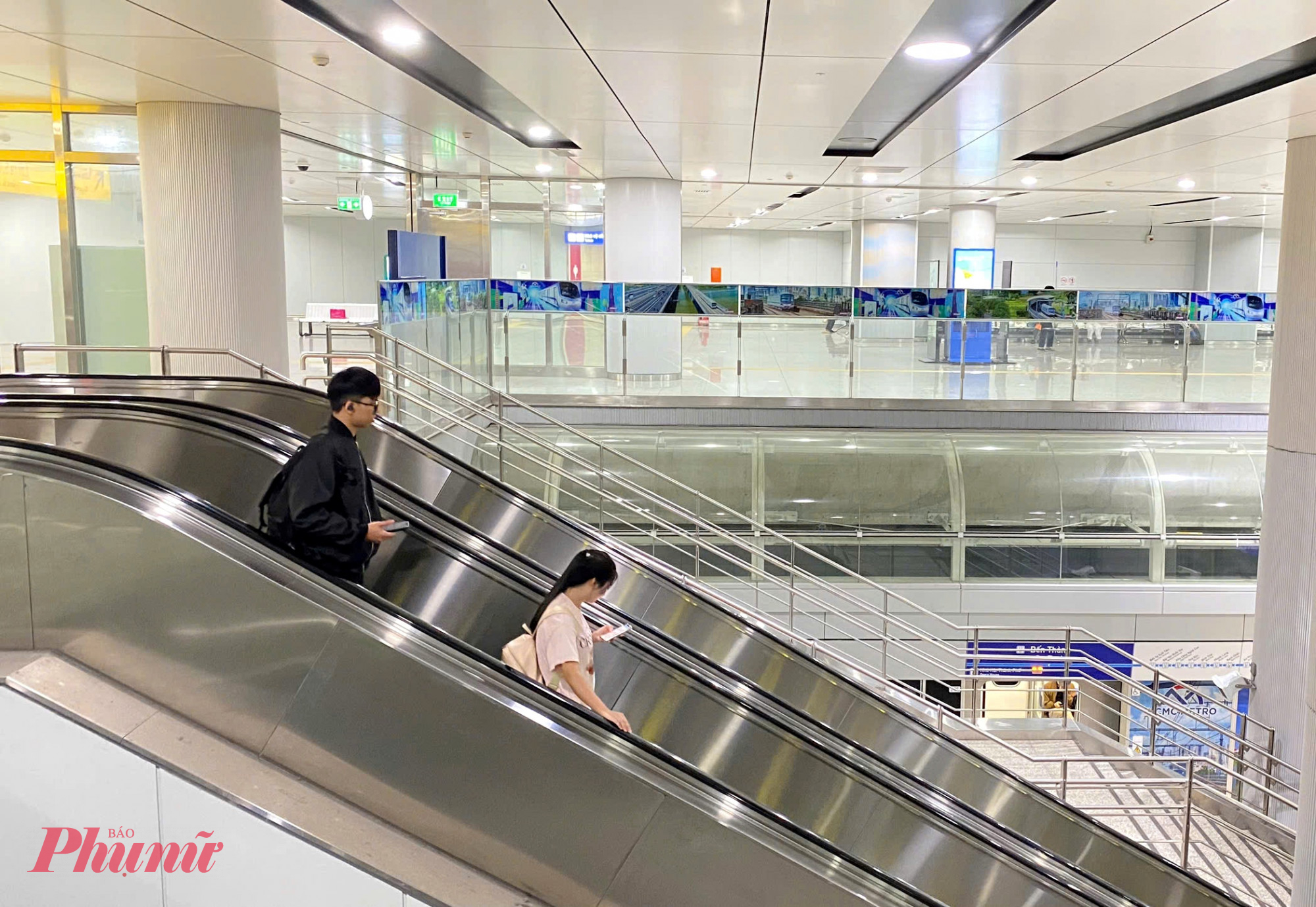 Khi nào khai thác không gian thương mại tại ga ngầm metro số 1? Hệ thống thang cuốn tại ga ngầm metro cũng chưa được khai thác quảng cáo thương mại như các trung tâm thương mại hiện nay - Ảnh: Nguyễn Văn