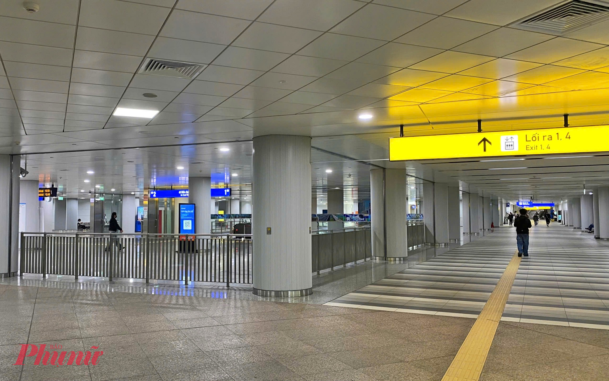 Khi nào khai thác không gian thương mại tại ga ngầm metro số 1? Bên trong ga ngầm Bến Thành khác trống trải, không có các dịch vụ thương mại để phục vụ khách - Ảnh: Nguyễn Văn