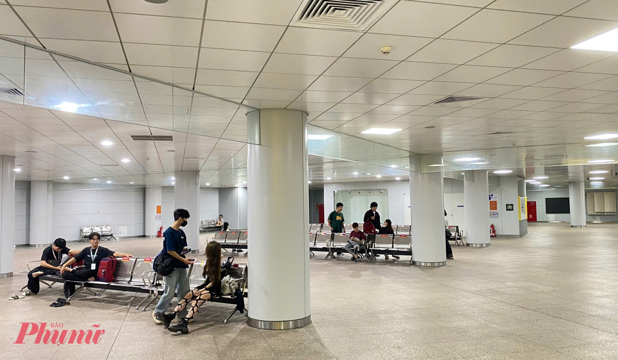 Khi nào khai thác không gian thương mại tại ga ngầm metro số 1? Hành khách tại ga Bến Thành nán lại tìm dịch vụ mua sắm, vui chơi nhưng phải ra về sớm - Ảnh: Nguyễn Văn