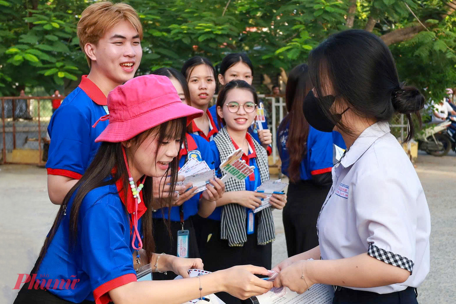  Những lời động viên, những cái đập tay của chiến sĩ Tiếp sức mùa thi luôn là động lực để các sĩ tử vượt vũ môn.
