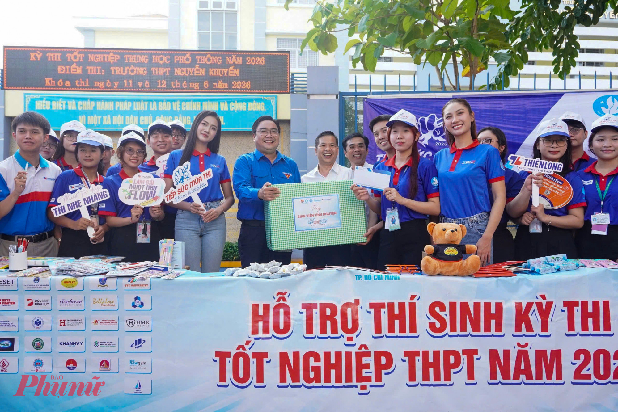 Ghi nhận tại điểm thi THPT Trưng Vương (phường Sài Gòn) và điểm thi trường THPT Nguyễn Khuyến (phường Hòa Hưng) lực lượng Tiếp sức mùa thi trong sáng nay cũng có sự góp mặt của Hoa hậu Việt Nam 2024 Hà Trúc Linh và Miss Cosmo Vietnam 2025 Phương Linh để tiếp lửa cho thí sinh.