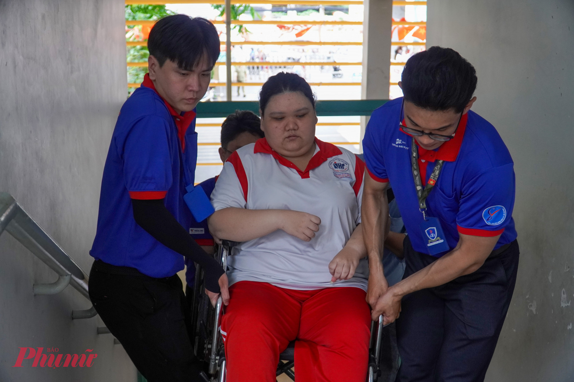 Tại điểm thi trường THCS Vân Đồn (phường Xóm Chiếu) lực lượng Tiếp sức Mùa thi Trường Đại học Nguyễn Tất Thành đã kịp thời hỗ trợ thí sinh gặp khó khăn trong việc di chuyển đến khu vực phòng thi.