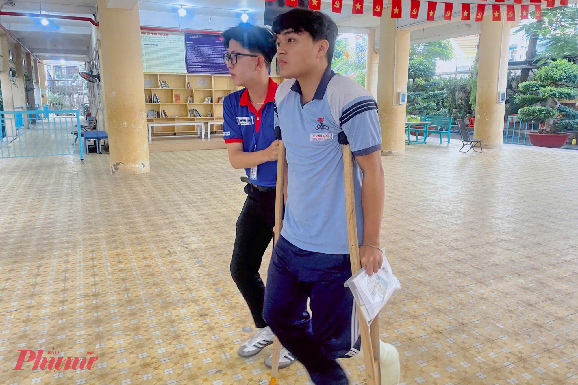 Trong buổi thi sáng nay, một số điểm thi trên địa bàn TPHCM có thí sinh bị khuyết tật, bị gãy chân cũng đều được các chiến sĩ Tiếp sức mùa thi cùng giám thị điểm thi hỗ trợ tận tình. 