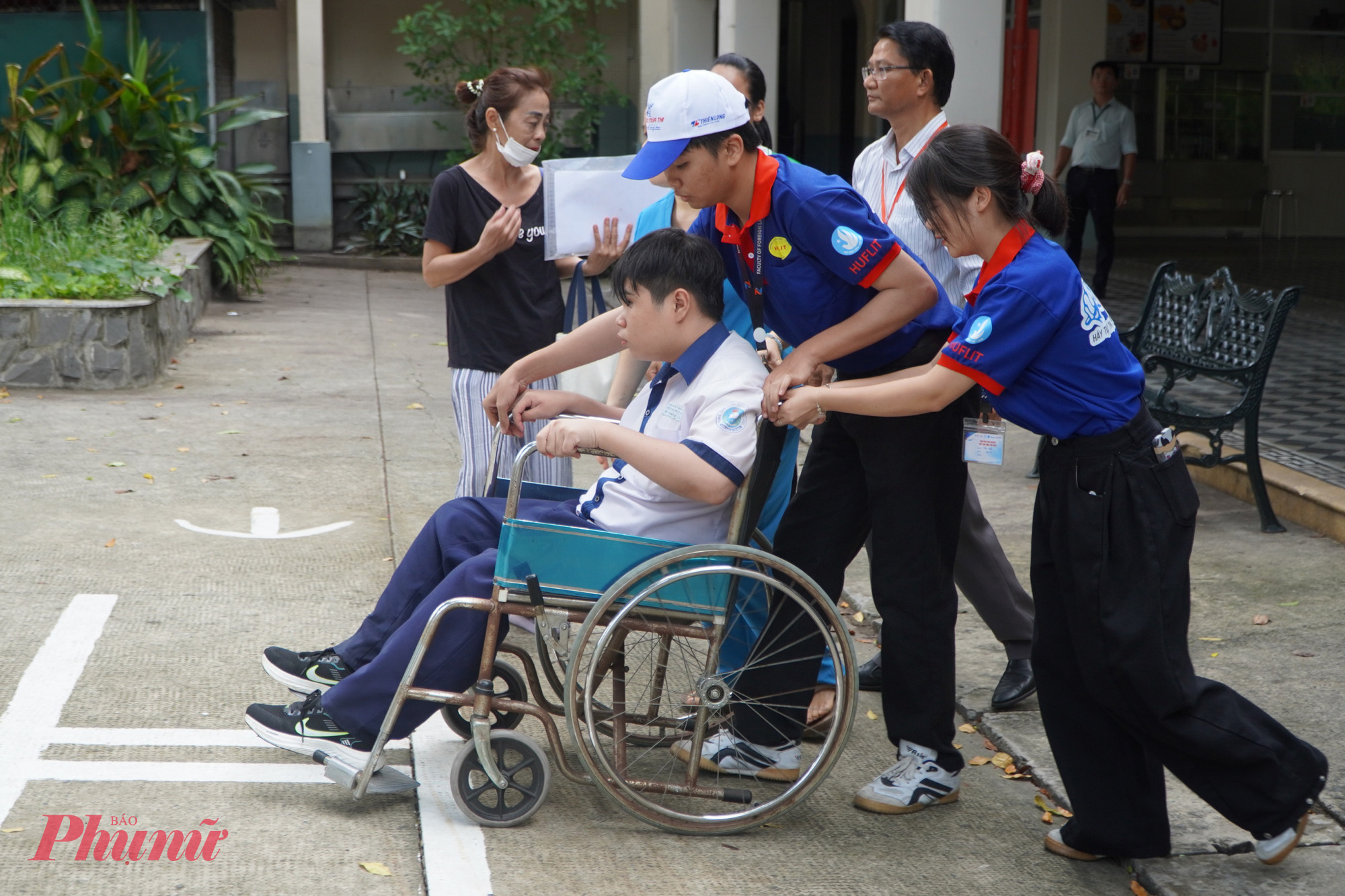  “Em rất hạnh phúc khi được các anh chị Tiếp sức mùa thi hỗ trợ, bản thân em hiện đang bị khuyết tật ở chân nhưng em vẫn cố gắng đăng ký thi để thực hiện ước mơ của chính mình”, thí sinh Trần Hồ Hoàng Phúc (Trung tâm giáo dục thường xuyên Thủ Đức) cho biết. 