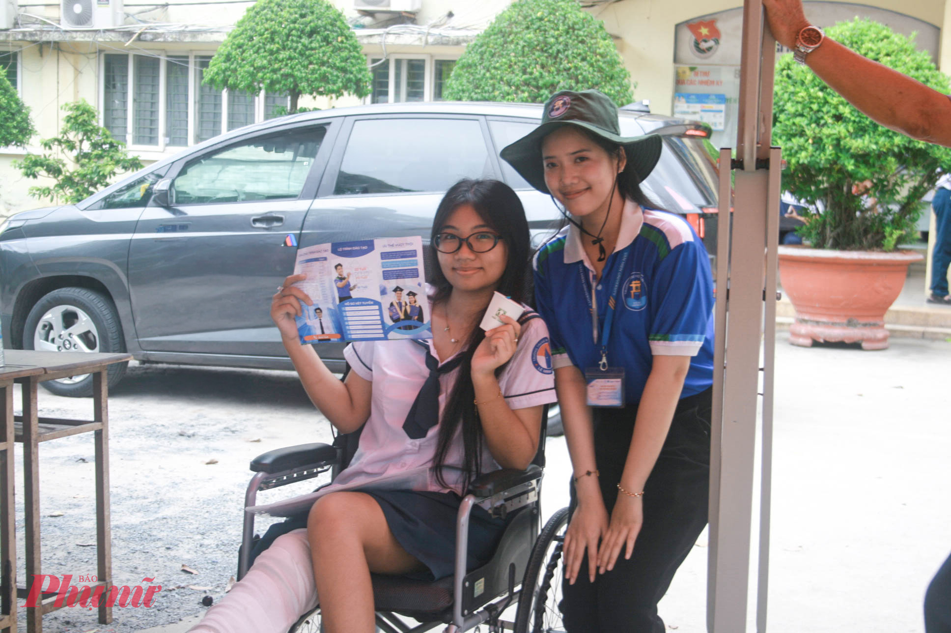 Tượng tự, tại điểm thi trường THPT Lê Minh Xuân, lực lượng Tiếp sức mùa thi trường Đại học Văn Hiến đã hỗ trợ thí sinh di chuyển bằng xe lăn lên phòng thi.