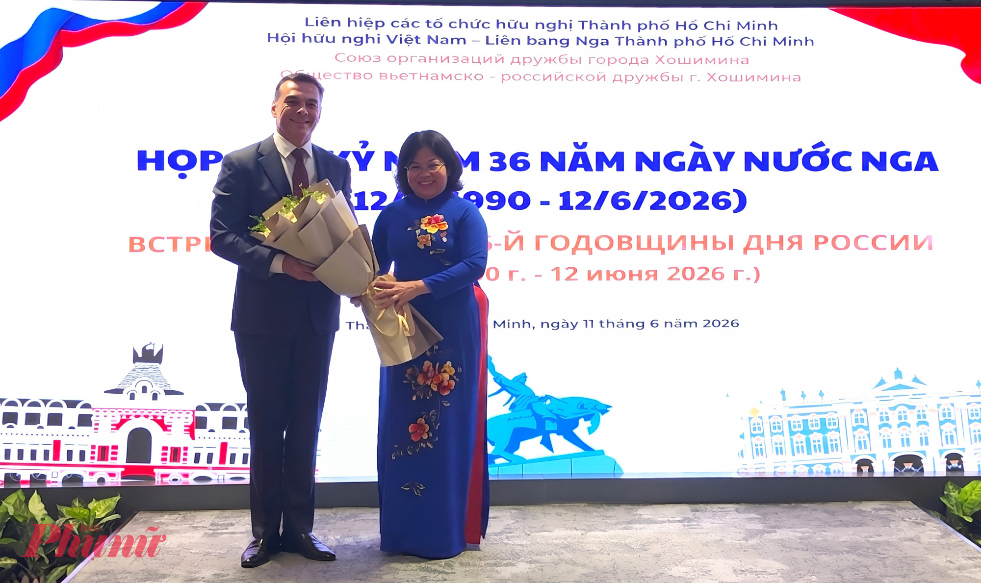 Bà Nguyễn Trường Nhật Phượng gửi tặng bó hoa đến ông Yury Ivanovich Nemtsov