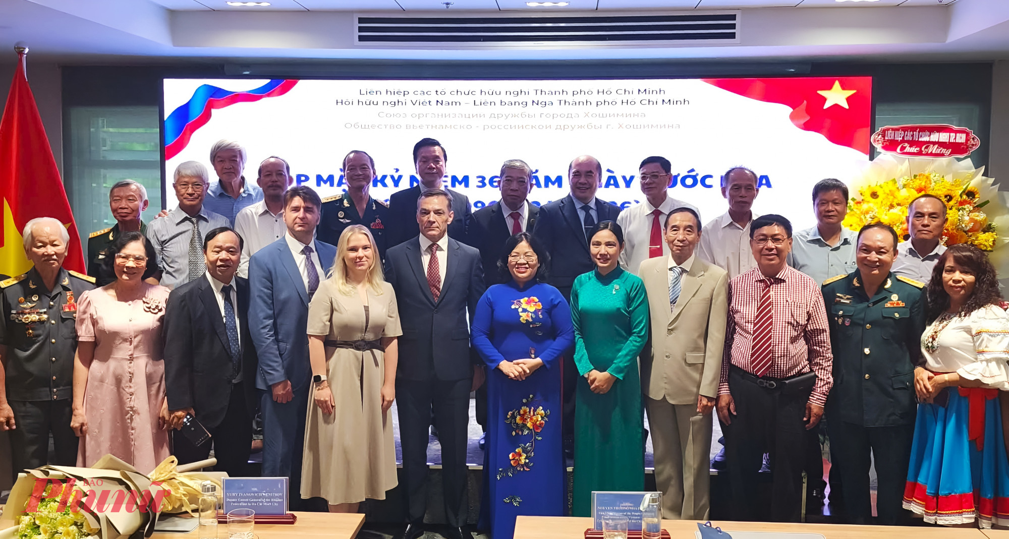 Các đại biểu cùng chụp ảnh lưu niệm