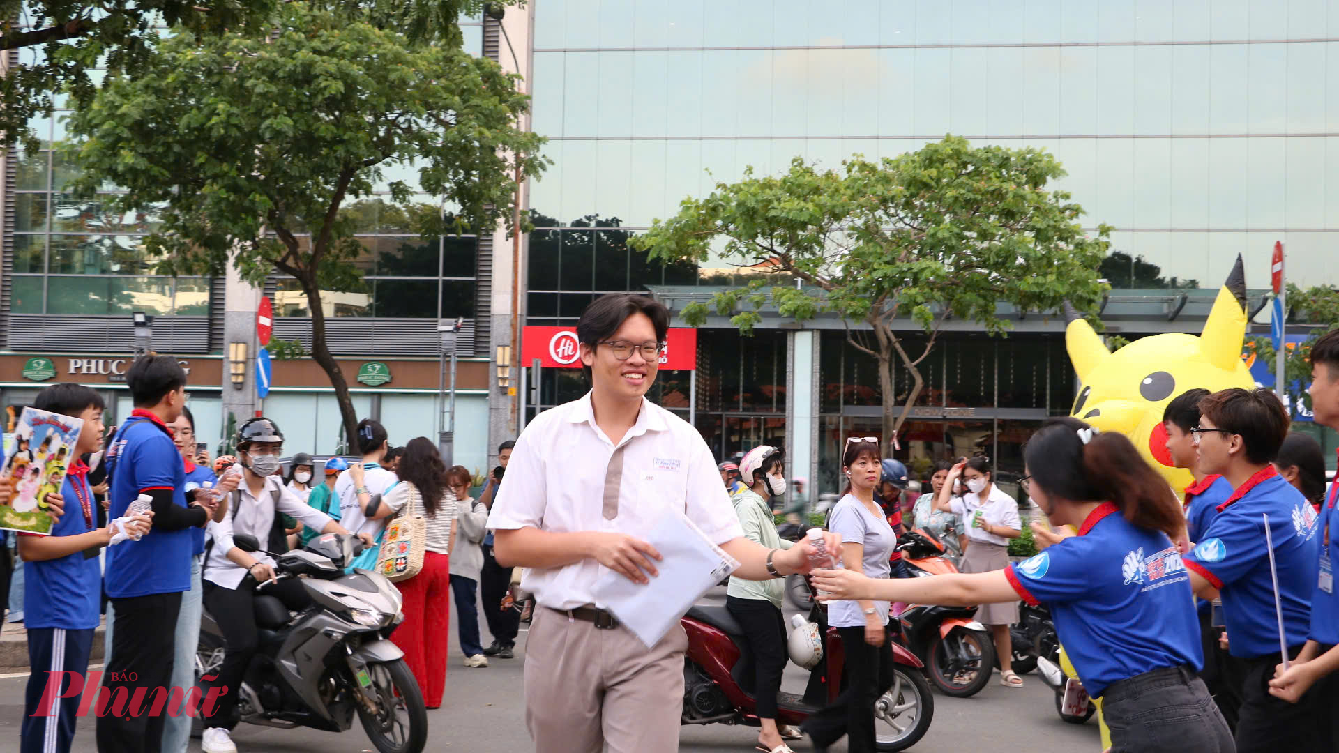 Thí sinh được các sinh viên tình nguyện tiếp sức tại điểm thi Trường THPT chuyên Lê Hồng Phong - Ảnh: Trang Thư