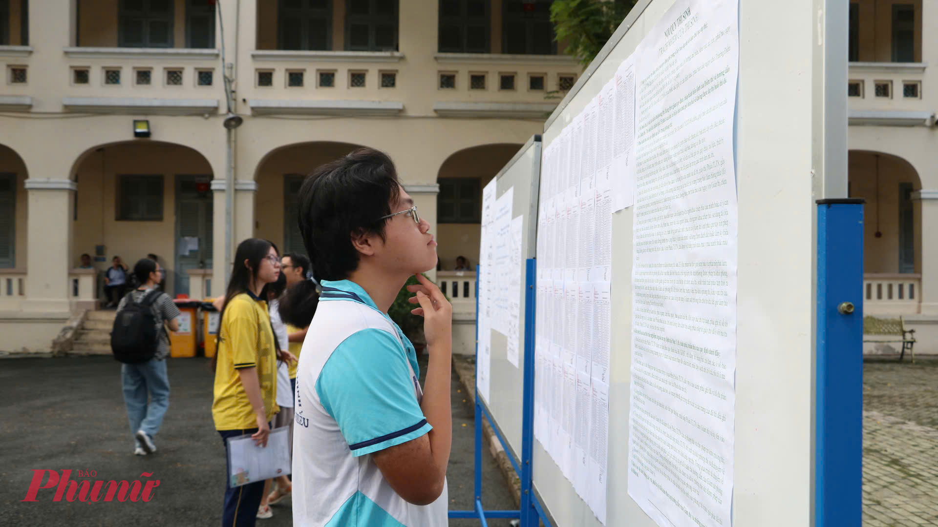 Các thí sinh xem danh sách phòng thi - Ảnh: Trang Thư