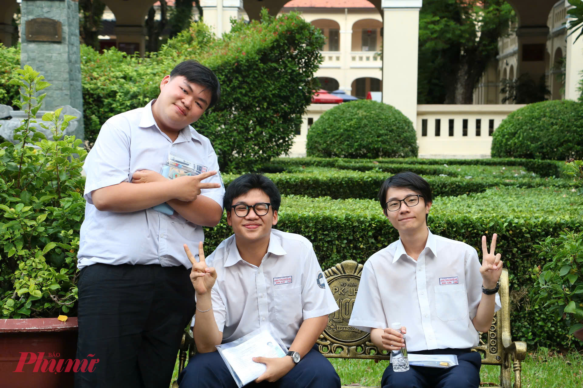 Minh Khôi (ngồi giữa) cùng các bạn - Ảnh: Trang Thư