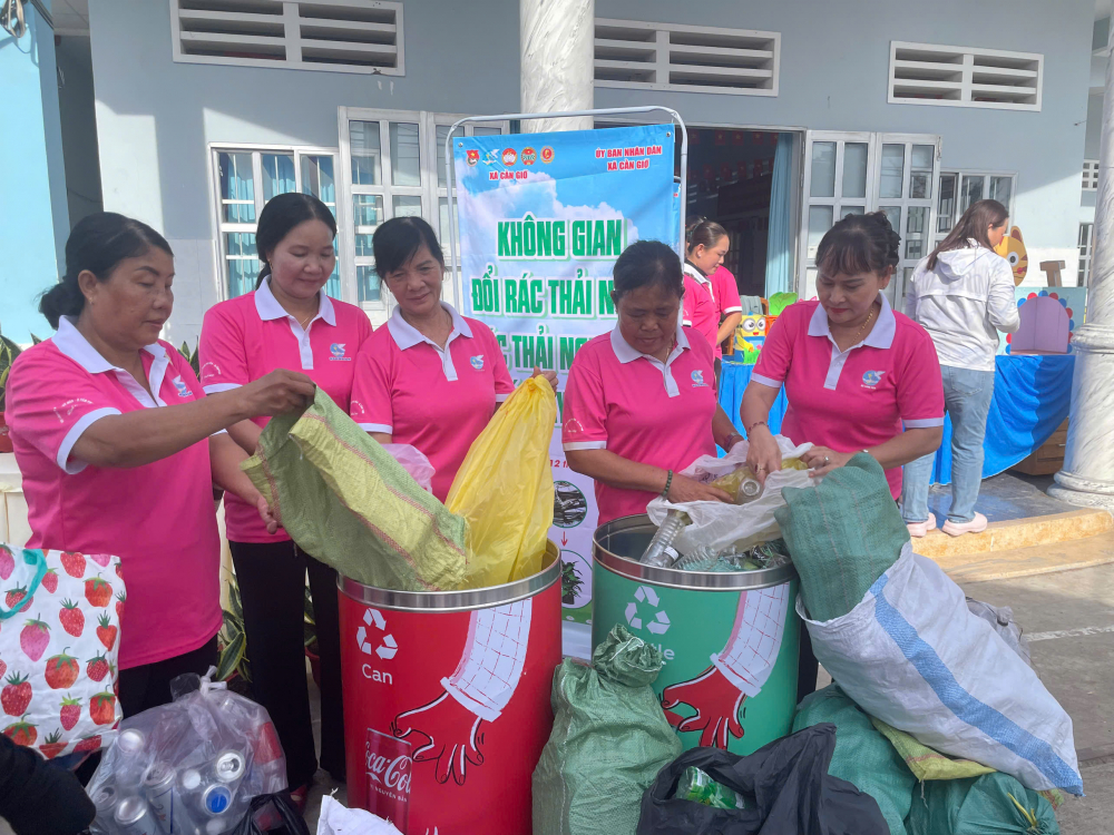 Hội viên phụ nữ đem rác thải nhựa đến tham gia đổi quà. Ảnh: TP