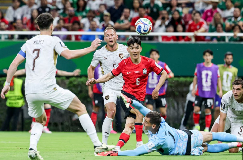 Hàn Quốc thắng Czech: Châu Á không còn mặc cảm ở World Cup Hwang In-beom ghi bàn gỡ hòa 1-1 cho Hàn Quốc - Ảnh: Chosun