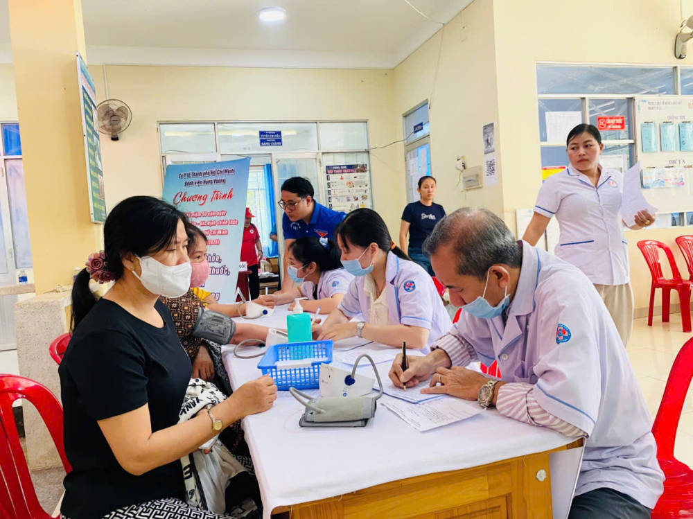 Phụ nữ xã Kim Long được khám, tầm soát ung thư cổ tử cung miễn phí. Ảnh: PP