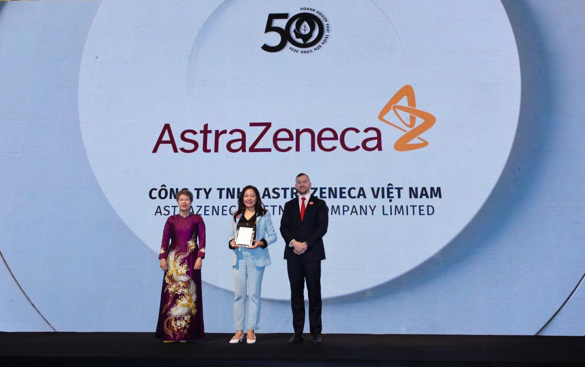 Đại diện AstraZeneca Việt Nam nhận chứng nhận từ Ban tổ chức - Ảnh: N.T
