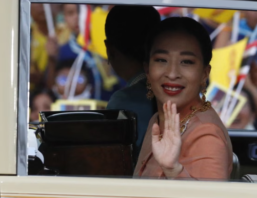 Công chúa Bajrakitiyabha Mahidol của Thái Lan đã qua đời, hưởng thọ 47 tuổi. Công nương quá cố được chụp ảnh vẫy tay chào đám đông trong một đám rước ở Bangkok vào ngày 1 tháng 11 năm 2020. Ảnh: Rungroj Yongrit/EPA