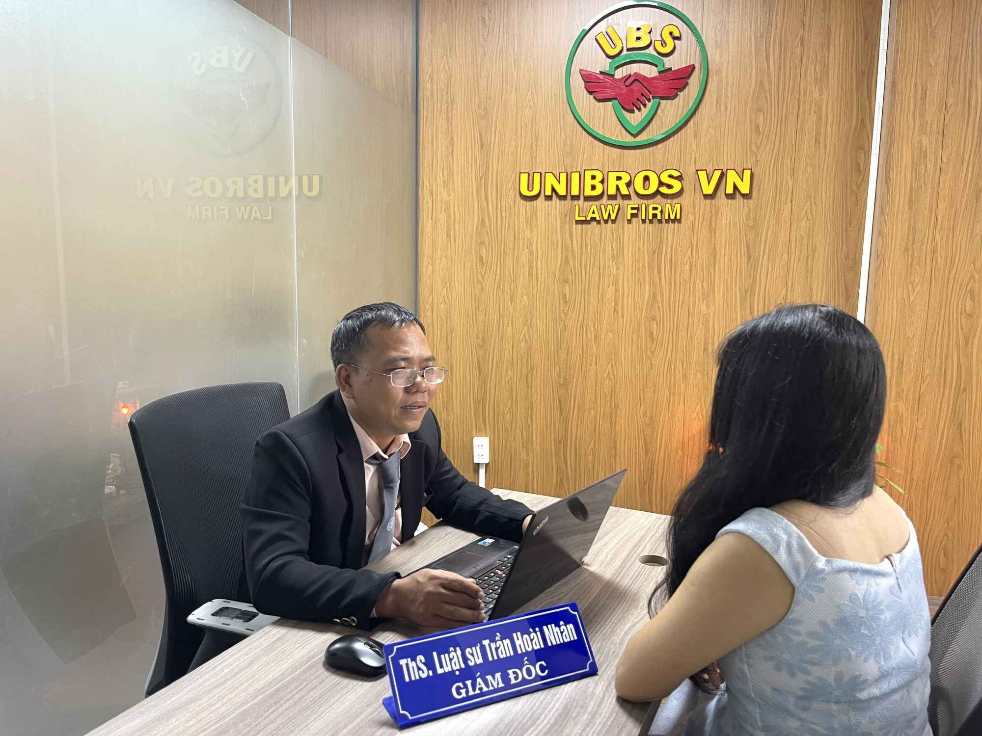 Luật sư Trần Hoài Nhân đang tư vấn cho thân chủ thủ tục lập di chúc cho cha mẹ già – Ảnh: Diệu Thủy
